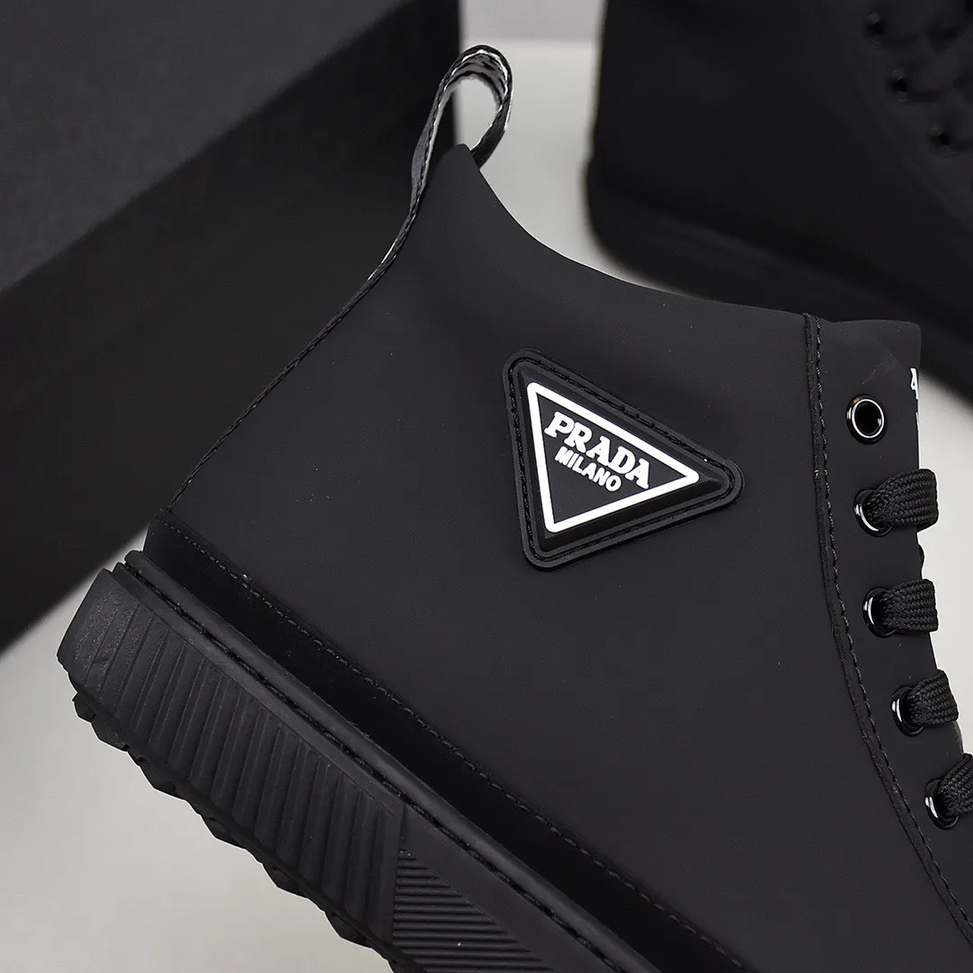 PRADA [Prada] high-top sports and casual shoes. Men's shoes 💰440💰. The upper is made of cowhide, sheepskin lining, rubber outsole, comfortable on the feet, men's size 38-44, choose according to your usual wearing size.